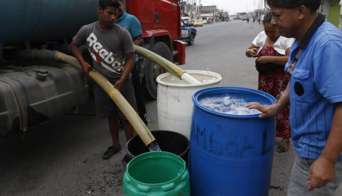 Alternativa. Los tanqueros son los ‘salvavidas’ de los duraneños. Solamente algunos venden el tanque al valor autorizado.