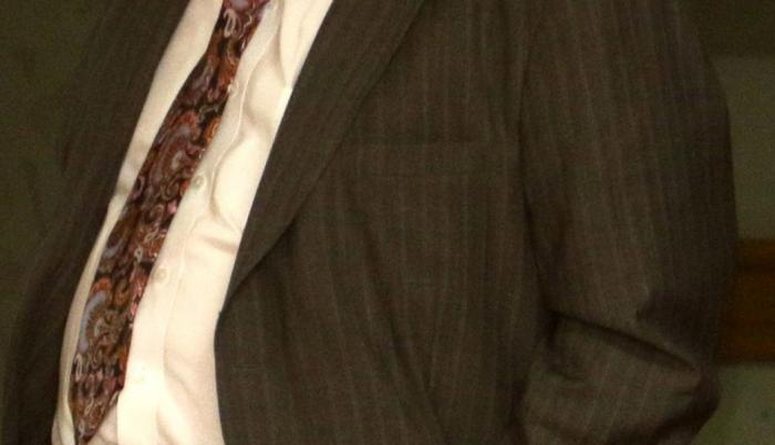 Abogado nacido en Cuenca, donde fue procurador síndico del Municipio de esa urbe. Fue legislador en el Congreso y ha patrocinado la defensa del expresidente Rafael Correa.