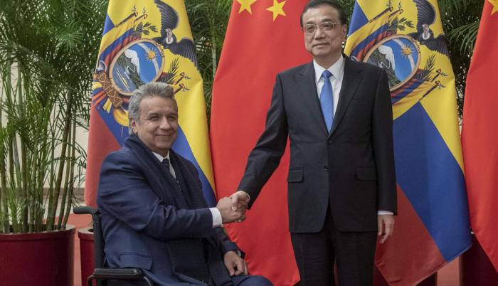 El presidente de la República estrecha su mano con el primer ministro chino Li Keqiang.
