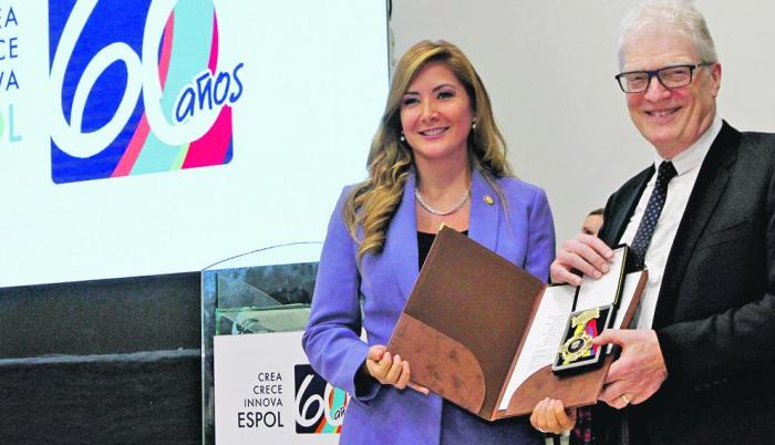 Reconocimiento. Sir Ken Robinson recibió una medalla de parte de la Asamblea Nacional.