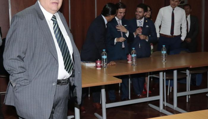 Los elementos para llamar a juicio al expresidente Correa y tres sospechosos en el caso Balda se leyeron en más de tres horas. En la sala no hubo incidentes, como sí se registraron en los exteriores de la Corte. Solo la queja de Caupolicán Ochoa por una p