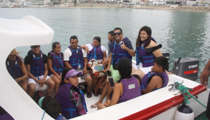 El agradable clima peninsular animó a muchos a disfrutar ayer de paseos en bote. La oferta de este servicio fue mayor que la demanda. Hubo quienes dijeron que querían disfrutar del último paseo en bote del año; volverán a hacerlo el primero, antes de reto