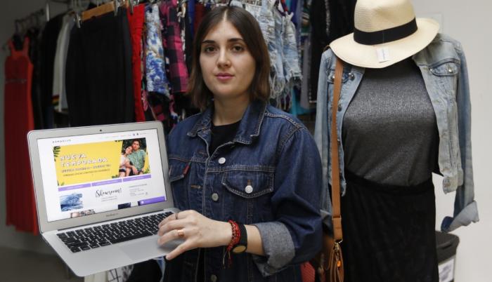 Armarium es una iniciativa local que promueve la compra, venta y donación de ropa usada a través de Internet.