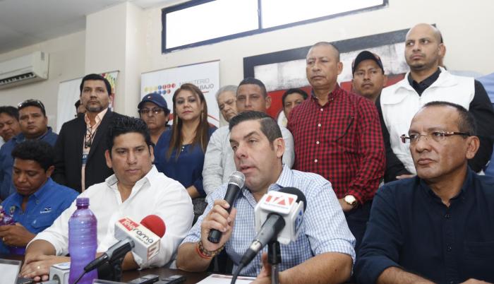 Guayaquil. El ministro Raúl Ledesma se reunió ayer con representantes de la Central Unitaria de Trabajadores.