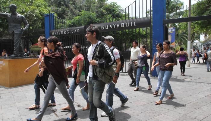 Imagen referencial. Estudiantes en la entrada de la Universidad Estatal de Guayaquil.