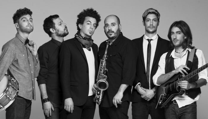¿Quiénes son? Julián Kartún (voz), Santiago Martínez (voz y teclados), Juan Martin Mojoli (bajo), Nicolás Morone (guitarra), Pablo Vidal (saxo) y Tomás Baillie (batería).