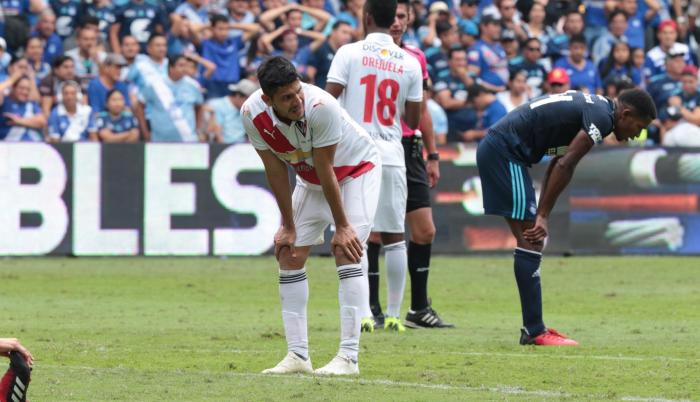 Agotamiento. Christian Cruz (i) y Romario Caicedo (d), durante el último cuarto de hora, cuando el partido se tornó de ida y vuelta. Emelec atacó incansablemente y Liga se defendió, e hizo lo posible para sorprender en el contragolpe.