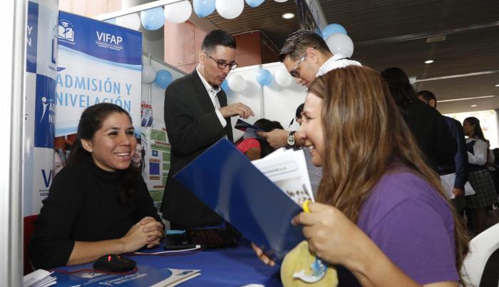 Colegiales de segundo y tercero de bachillerato pudieron conocer las carreras que oferta la Universidad de Guayaquil, durante una feria que se efectuó en la Plaza Rodolfo Baquerizo.