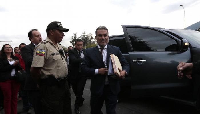 Shyris. José Serrano llegó con barra propia hasta la sede de Alianza PAIS.