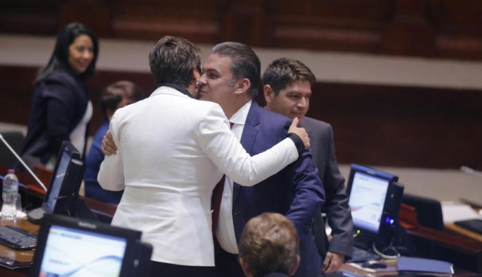 Un mes duró su ausencia. José Serrano, de PAIS, volvió a la Asamblea después de haber perdido la presidencia. Ocupó una de las curules de la primera fila, justo frente al fiscal.