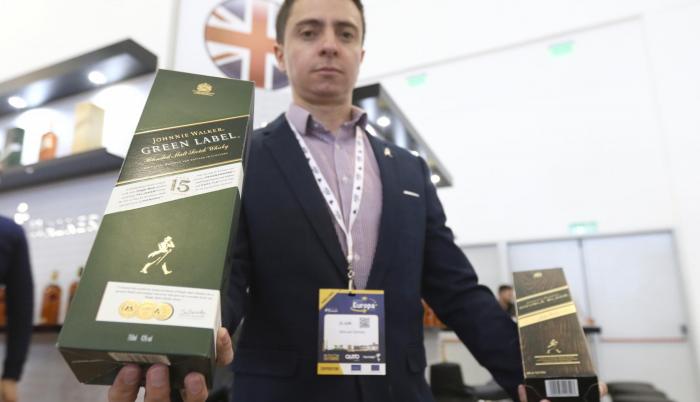 Whisky. Manuel Gómez, embajador de la marca, muestra la línea Green Label y Double Black de Johnnie Walker.