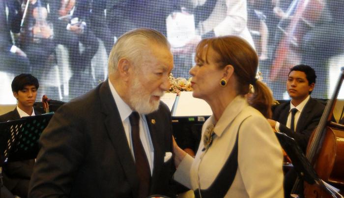 Homenaje. Huerta lo recibe a nombre del fundador de EXPRESO.