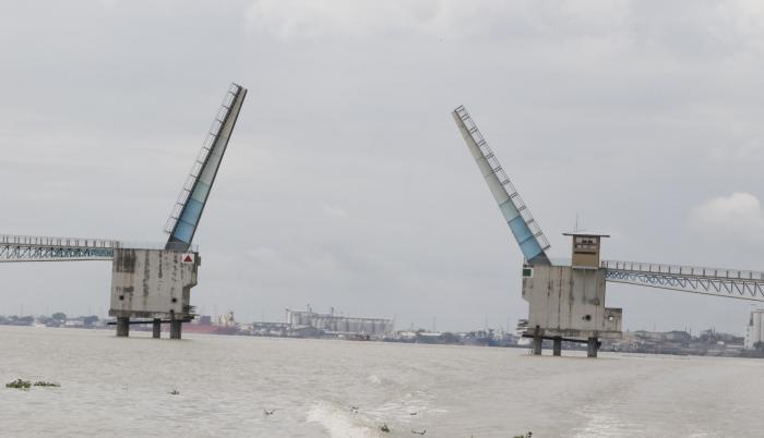 Escenario. Así luce el puente de la isla Santay desde octubre pasado, cuando un pesquero colapsó con su estructura y dejó otra vez inconexo el sitio.