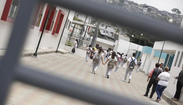 Imágenes del colegio réplica Aguirre Abad.