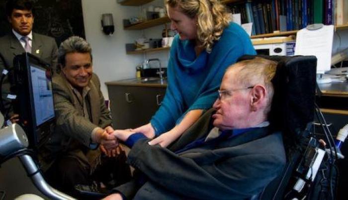 Presidente Lenín Moreno junto al físico Stephen Hawking.