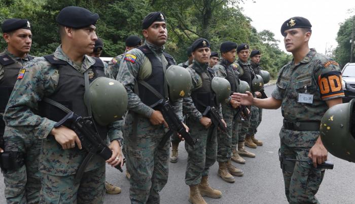 Imagen referencial. Militares en control de armas.