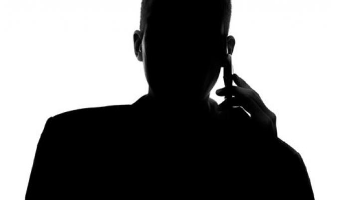 Referencial. La conversación la mantiene con un hombre que se identifica como Livinston Huacon.