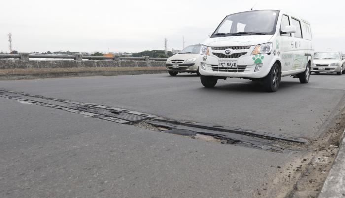En la mayoría de los puentes se observa el deterioro de las uniones, lo que dificulta en la circulación vehicular. El incremento de vehículos afecta la vida útil de las juntas.