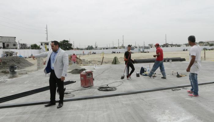 Trabajos. Guillermo Delgado (d) explica las obras que se ejecutan para el nuevo canchón.
