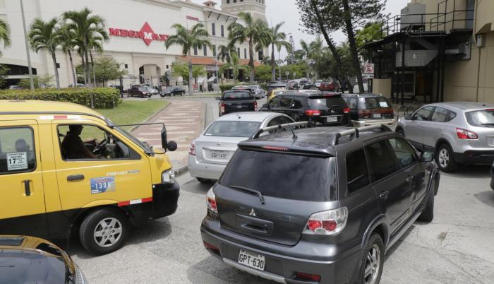 Como se observa en la gráfica, la congestión no solo contamina a la arteria principal, sino también a las intersecciones que conducen a centros comerciales.