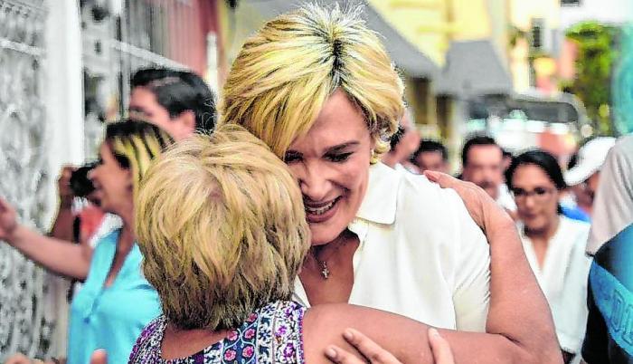 La postulante Cynthia Viteri en un recorrido junto al alcalde Jaime Nebot.