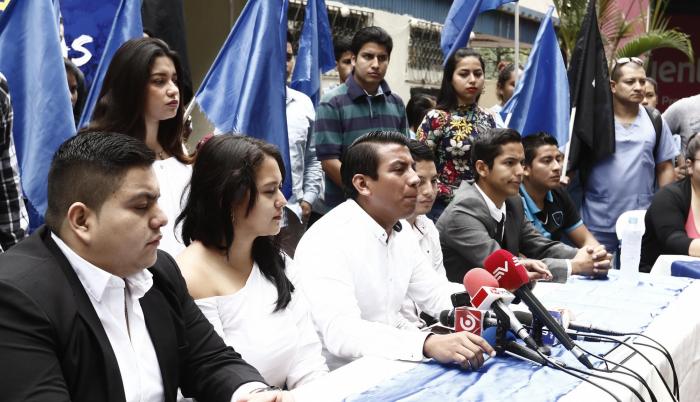 Pedido. Estudiantes de la Universidad de Guayaquil solicitaron ayer que se aclare la fecha del inicio de clases.
