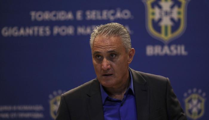 El entrenador de la selección brasileña de fútbol, Tite, llega a una rueda de prensa para ofrecer la convocatoria de jugadores brasileños.