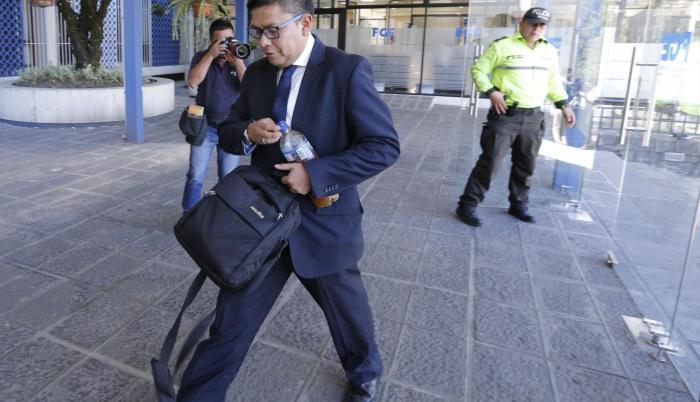 Luis Fernando Molina, de la defensa técnica del expresidente, en su arribo a la Fiscalía.
