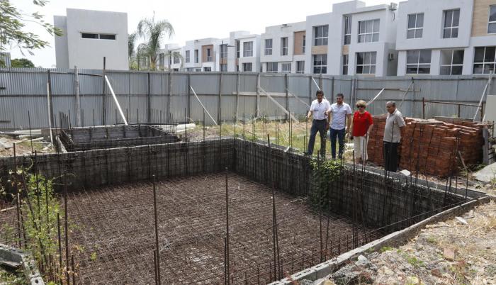 Costa Plaza. Moradores de este conjunto residencial muestran la piscina inconclusa que dejó la constructora. EXPRESO intentó hablar con los responsables de la obra, pero no fue posible.