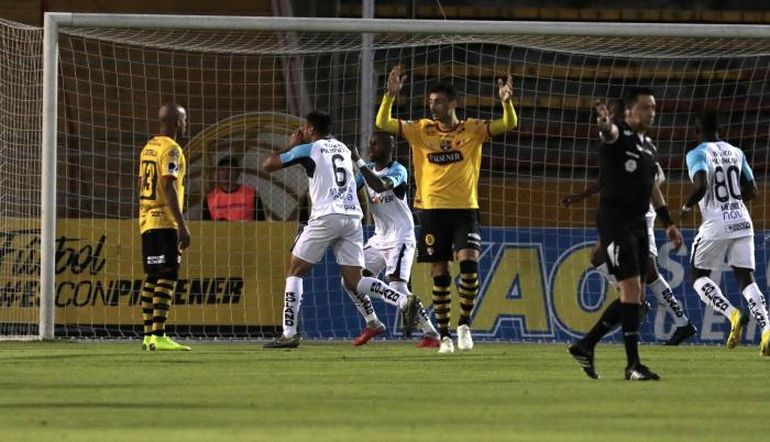 Lamento. Los jugadores de Barcelona muestran su impotencia luego del gol marcado por Guillermo De los Santos, de la Católica, en el estadio Olímpico Atahualpa.