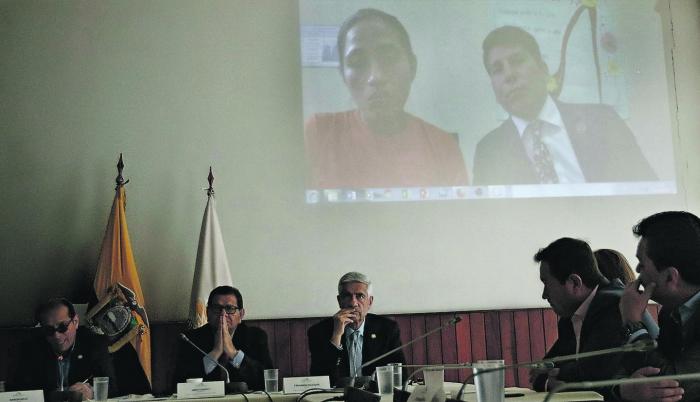 Versión. Diana Falcón, junto a su abogado Diego Chimbo, compareció ante la Comisión Tripartita de la Asamblea que investiga la conducta de Espín.