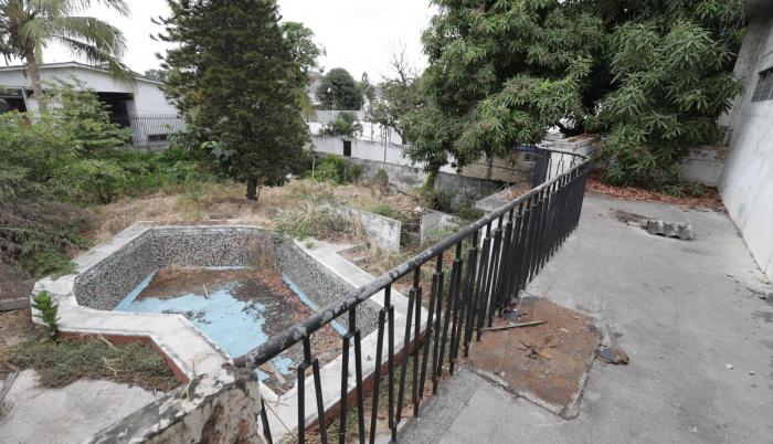 Con un terreno de 800 metros cuadrados, esta vivienda evidencia una serie de lujos. Desde una piscina rodeada de un gran patio hasta un área de terrazas y balcones.