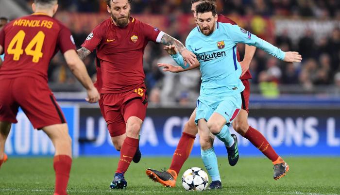 El jugador de la Roma Daniele De Rossi (i) marca a Lionel Messi (d), del Barcelona.