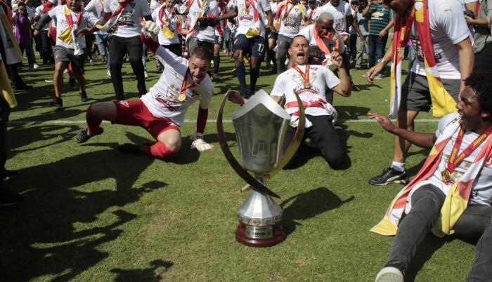 Tradición. Los jugadores de Liga de Quito celebraron el título de campeones nacionales con el piscinazo en el arco sur del estadio Rodrigo Paz Delgado.