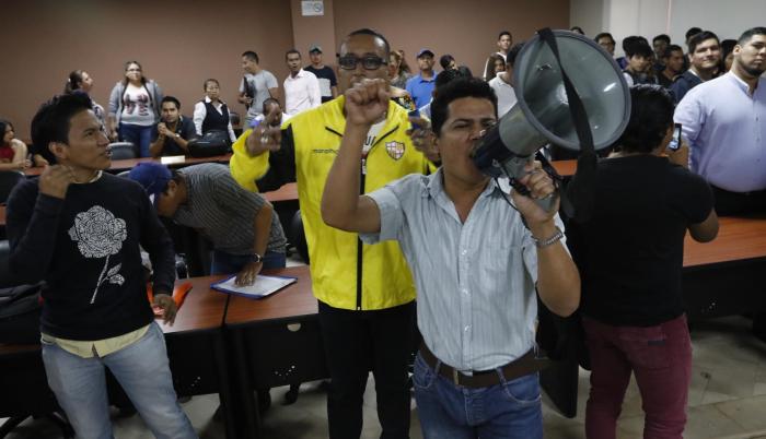 Apoyo. Alumnos y docentes gritaban consignas a favor del rector.