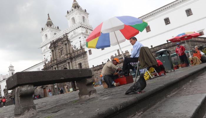 La estación de San Francisco está ubicada bajo la plaza del mismo nombre, en el casco monumental de la urbe, declarado Patrimonio Cultural de la Humanidad por la Unesco en 1978.