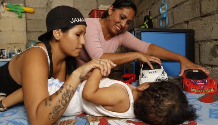 Antes de que Sebastián naciera, Ámbar y Dora empezaron la construcción de su vivienda, ubicada en la vía a Durán, para que su hijo tuviera un hogar seguro donde criarse. Dora es ingeniera en sistemas y auxiliar de enfermería; Ámbar, ama de casa.