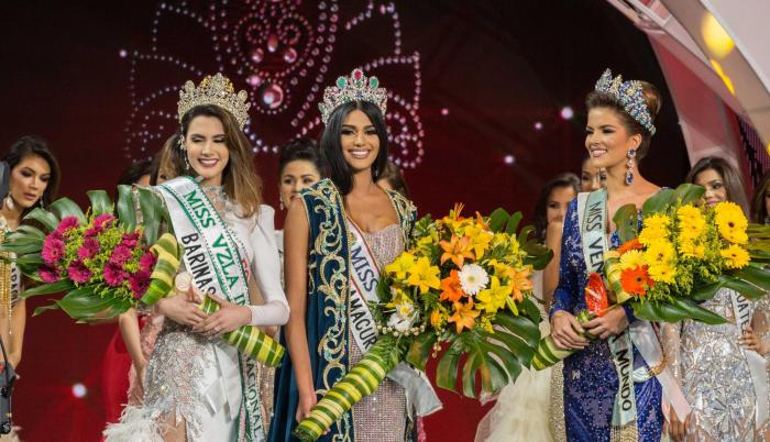 Certamen. Sthefany Gutiérrez (c), Miss Venezuela 2017, durante su coronación el pasado 9 de noviembre.