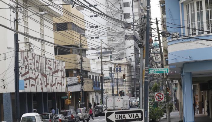 Casco central. En la calle Luis Urdaneta el espacio aéreo aparece bordado de cables. La mayor parte son líneas telefónicas en uso.