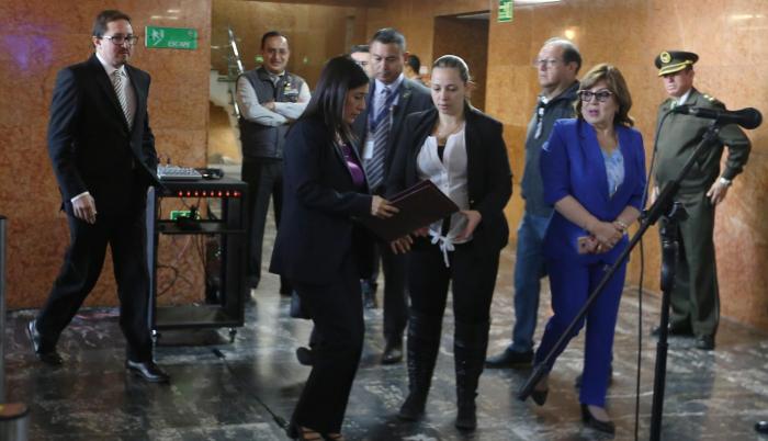 Iniciativa. La secretaria jurídica de la Presidencia, Johanna Pesantez, presentó en la Asamblea un nuevo proyecto para luchar contra la corrupción.