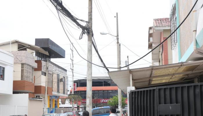 Situación. Un cable sin identificar cuelga, tan bajo, como para tocarlo.