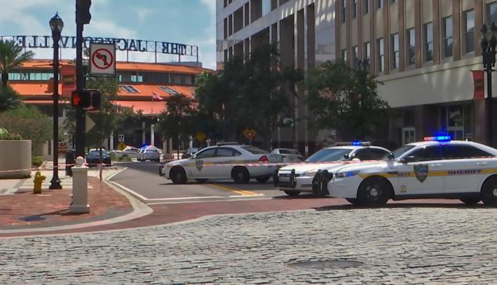 Un tiroteo se registró el domingo en un centro comercial de Jacksonville.