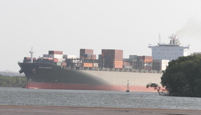 Las condiciones de seguridad bajo las cuales deben ingresar los buques -cada vez más grandes por la profundización del canal- deben ser de su competencia, manifiesta la Armada del Ecuador.
