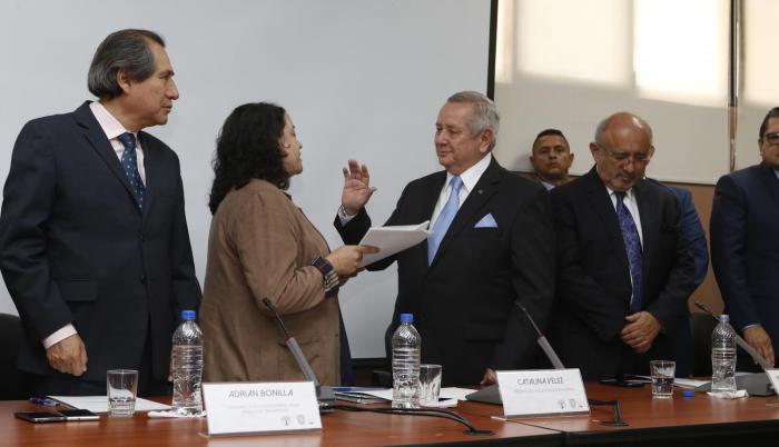 Acto. Roberto Passailaigue es posesionado como presidente de la Comisión Interventora, ante Vélez y Bonilla.