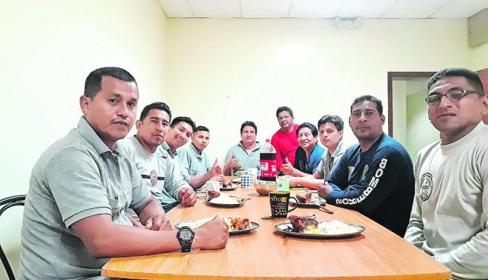 Cena navideña. De vez en cuando, el grupo de bomberos de la Compañía 44, cena sin interrupciones.