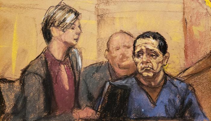 Tirso Martínez-Sánchez se sienta con un intérprete de la corte mientras testifica durante el juicio del acusado narcotraficante mexicano Joaquín “El Chapo” Guzmán en Nueva York.