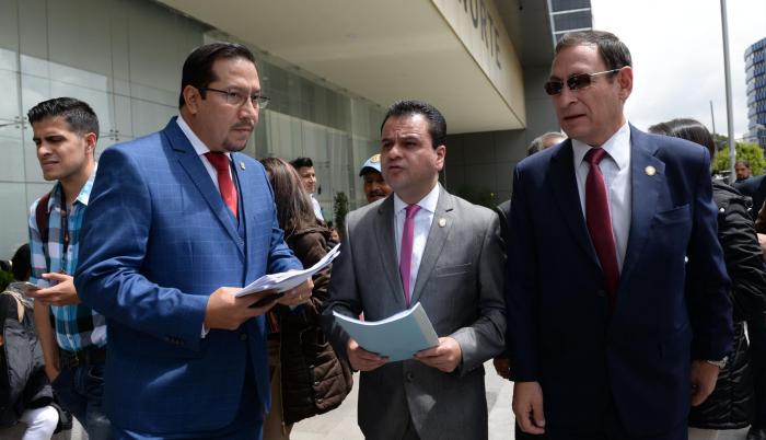 Ayer, en horas de la mañana, los asambleístas por CREO, César Carrión y Esteban Bernal, junto al abogado Hernán Ulloa interpusieron una medida cautelar en la Unidad Judicial Norte de Quito para suspender el concurso de fiscales, cuyas pruebas prácticas se