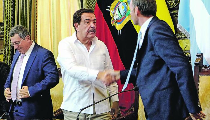 La firma. Jaime Nebot, alcalde de Guayaquil y Dominic Louis de Prins de CGU S.A., celebran el acuerdo.