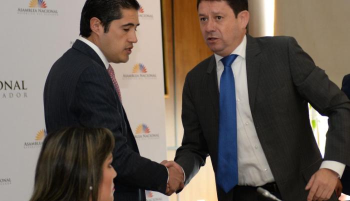 Sesión. El ministro Richard Martínez es recibido por Esteban Albornoz.