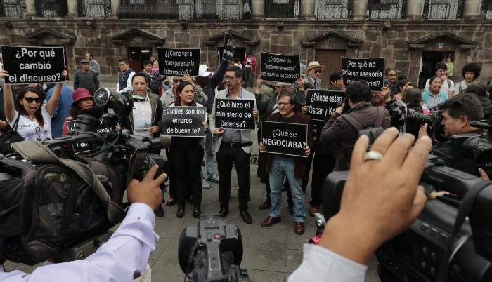 La movilización de las familias de los tres primeros secuestrados (Paúl Rivas, Javier Ortega y Efraín Segarra) se mantuvieron después de que el Gobierno confirmara su muerte, al dar por buenas tres fotografías, como forma de reclamo ante la falta de infor